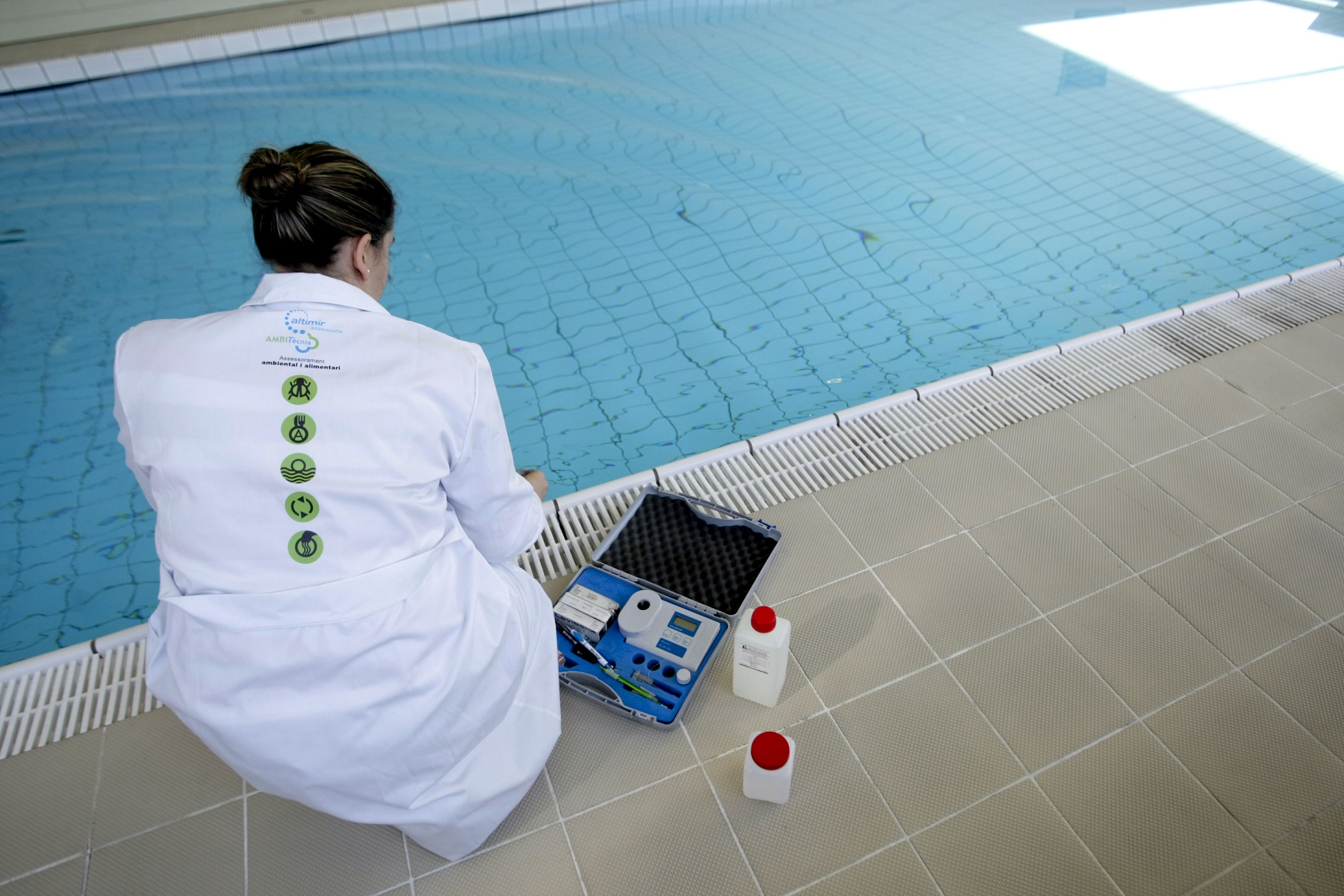El control dels paràmetres fisicoquímics i microbiològis de l'aigua és molt important per evitar malalties a la piscina