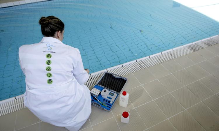 El control dels paràmetres fisicoquímics i microbiològis de l'aigua és molt important per evitar malalties a la piscina